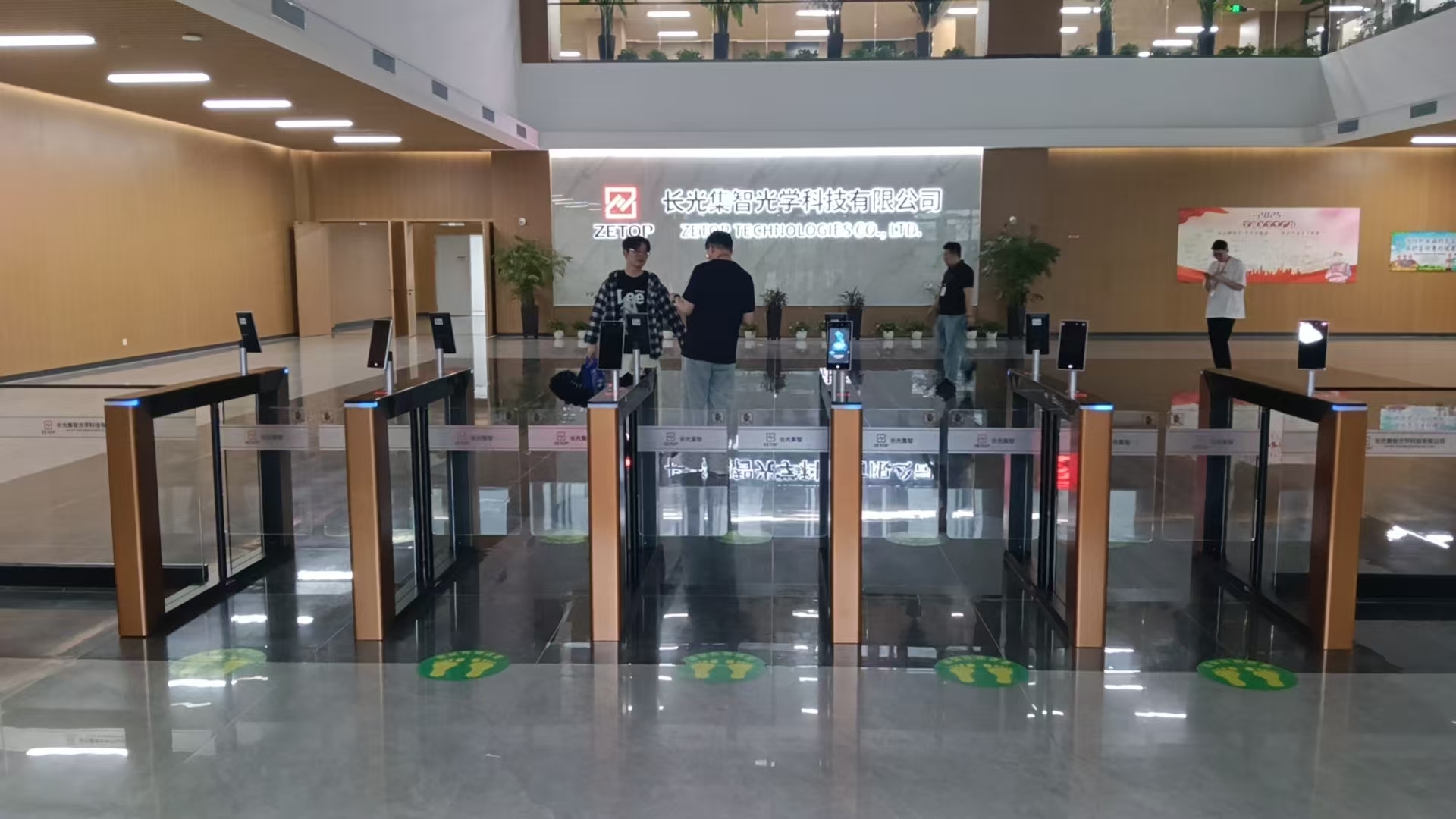 Blog perusahaan terbaru tentang Smart Pedestrian Turnstiles: Mengemudi Pembangunan Smart City dengan Akses Multi-Skenario Bersatu
